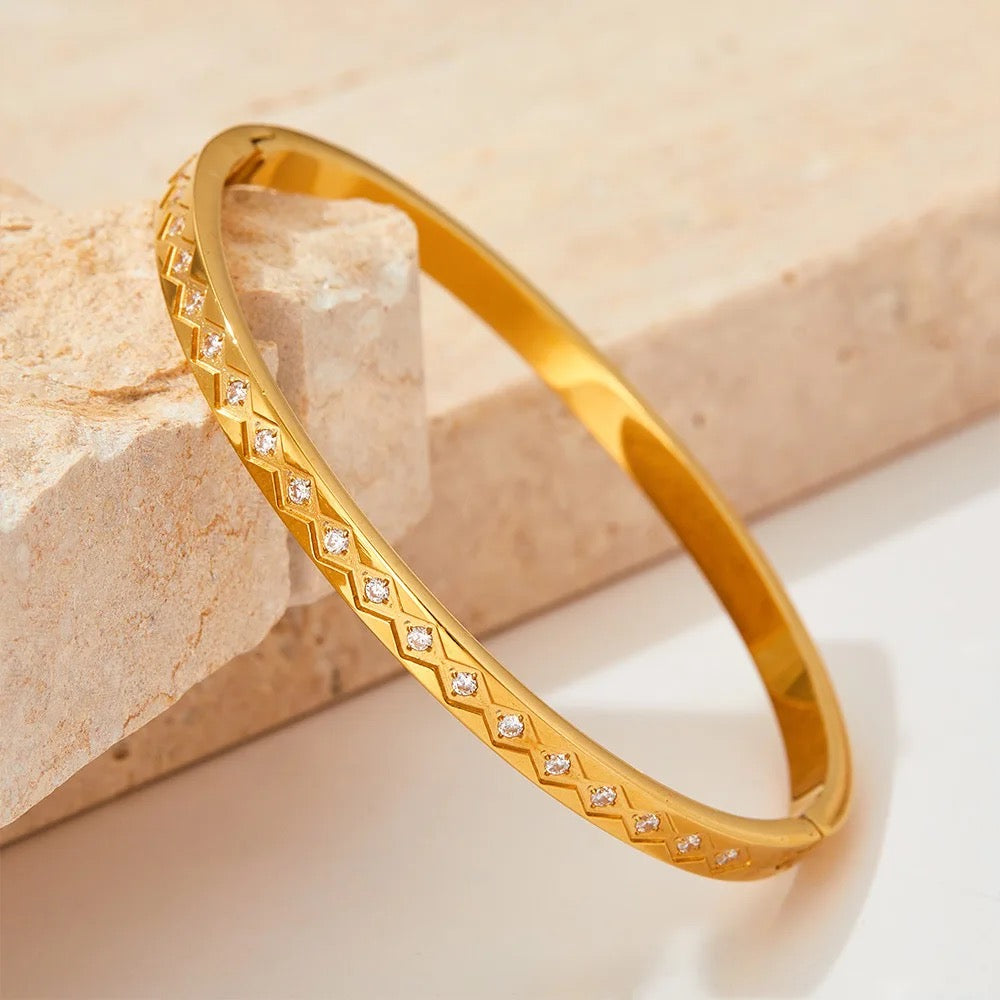 Minimal Stone Cuff Bracelet - 18 K Gold Plated
