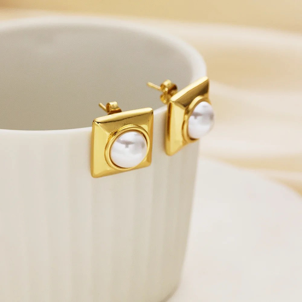 Gentle Bloom Earring - 18 K Gold Plated